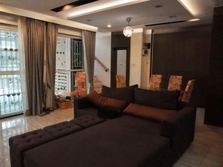 Casa adosada en alquiler y en venta de 4 habitaciones en Phra Khanong, Bangkok