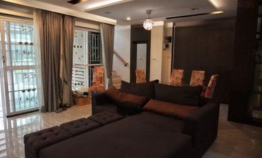 Reihenhaus zur Miete und zum Kauf mit 4 Zimmer in Phra Khanong, Bangkok