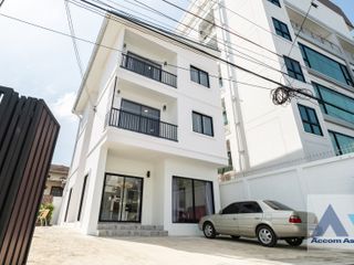 For rent 3 bed house in Khlong Toei, Bangkok