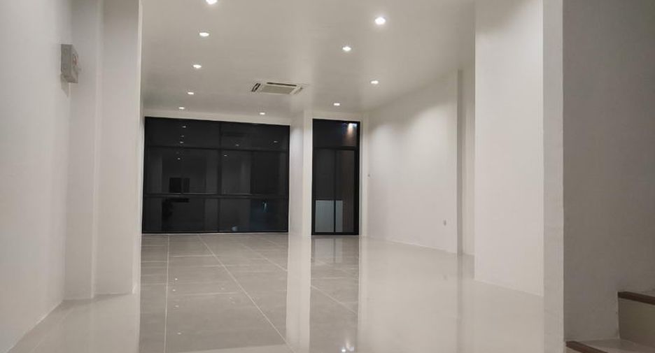 For sale 4 Beds office in Lam Luk Ka, Pathum Thani