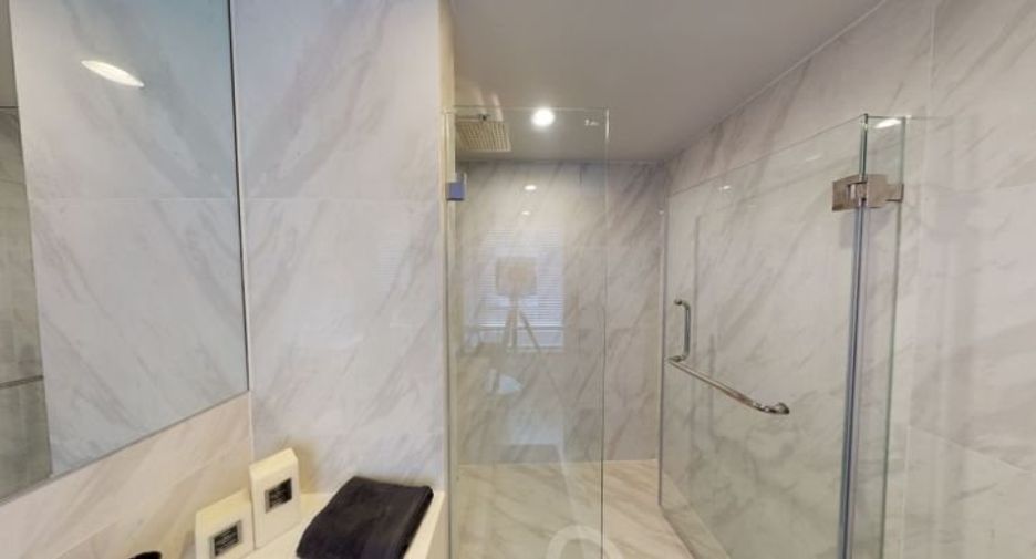 For sale 3 bedrooms condo in Khlong Toei, Bangkok