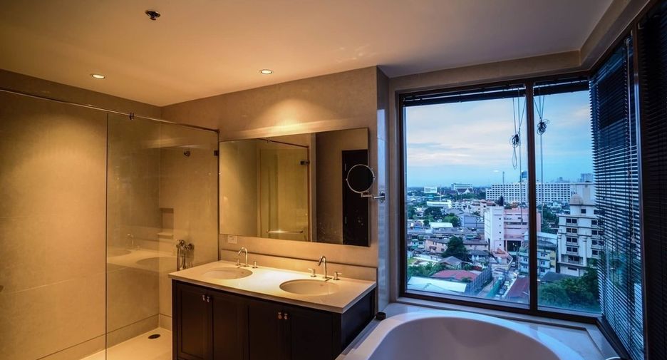 Condo en alquiler y en venta de 3 habitaciones en Khlong Toei, Bangkok
