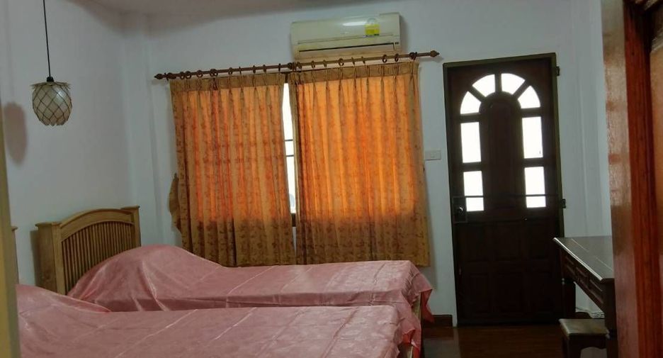 For sale 4 bed townhouse in Mueang Chiang Mai, Chiang Mai