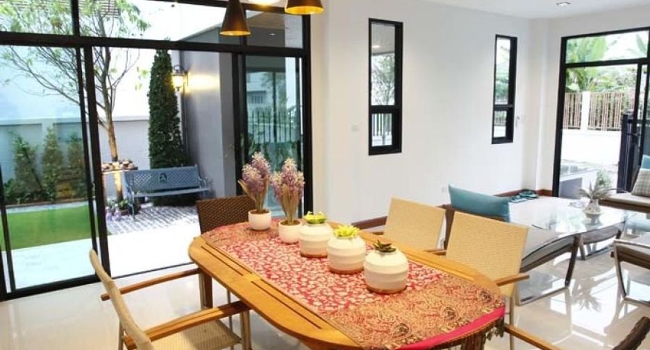 For sale 4 bedrooms house in Thawi Watthana, Bangkok