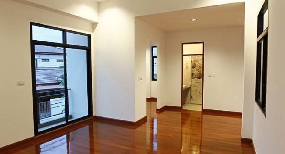 For sale 4 bedrooms house in Thawi Watthana, Bangkok