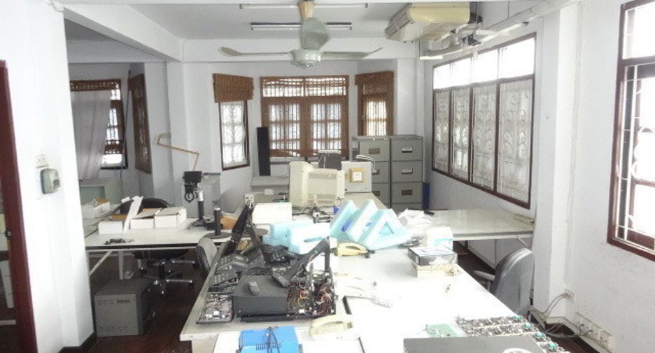 For sale 5 bedrooms retail Space in Phra Khanong, Bangkok