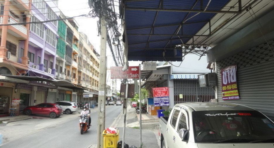 For sale 5 Beds retail Space in Phra Khanong, Bangkok