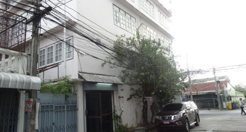 For sale 5 bedrooms retail Space in Phra Khanong, Bangkok