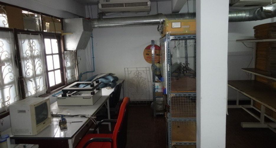 For sale 5 bed retail Space in Phra Khanong, Bangkok