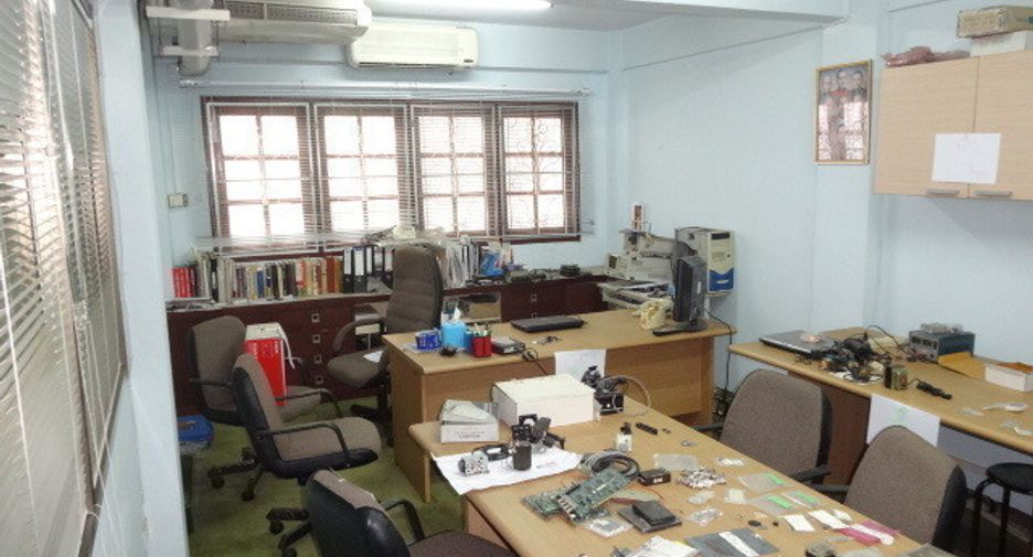 For sale 5 bedrooms retail Space in Phra Khanong, Bangkok