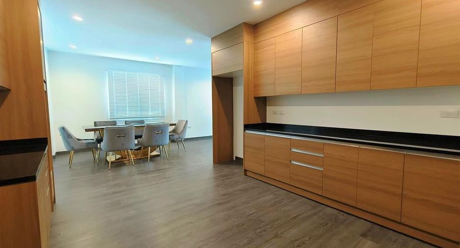 For rent 4 bedrooms house in Watthana, Bangkok