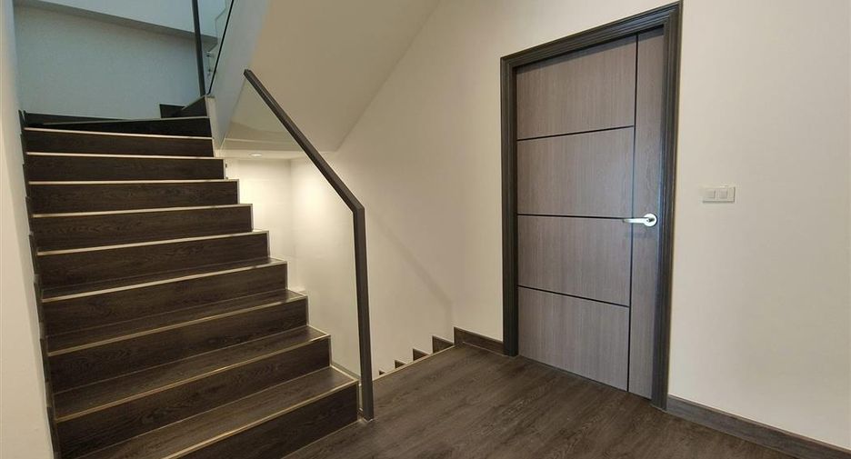 For rent 4 bedrooms house in Watthana, Bangkok