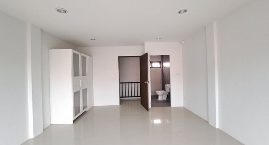 Gewerbefläche zur Miete mit 2 Zimmer in Bang Kapi, Bangkok