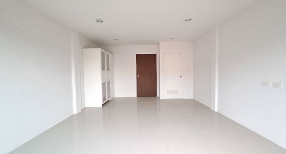 Gewerbefläche zur Miete mit 2 Zimmer in Bang Kapi, Bangkok