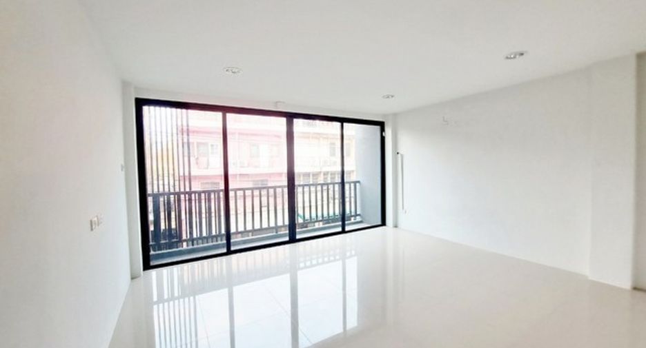 Gewerbefläche zur Miete mit 2 Zimmer in Bang Kapi, Bangkok