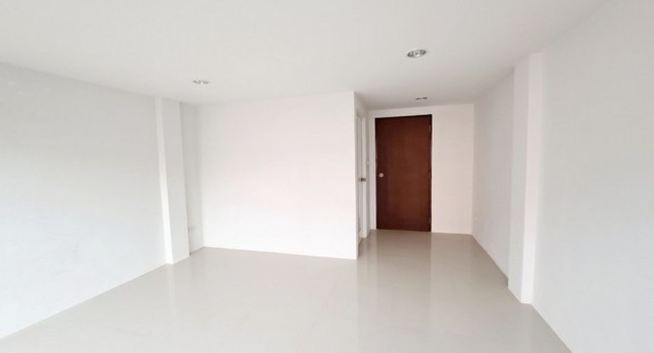Gewerbefläche zur Miete mit 2 Zimmer in Bang Kapi, Bangkok