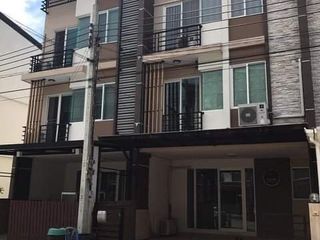 For sale 5 Beds townhouse in Saphan Sung, Bangkok