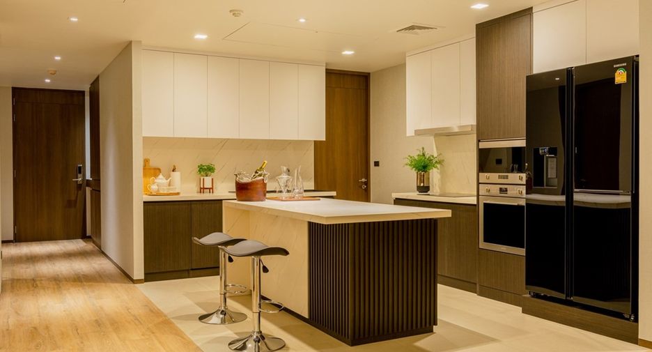 For rent 3 bedrooms condo in Khlong Toei, Bangkok