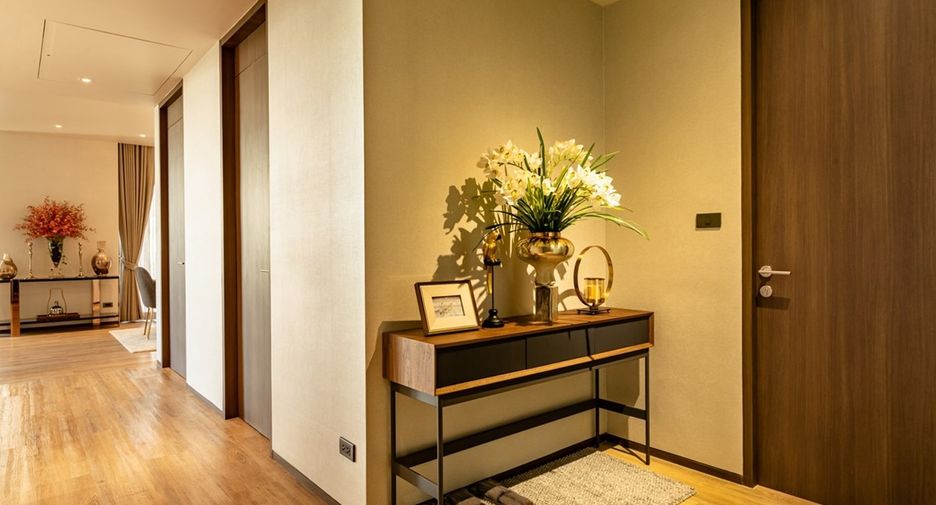 For rent 3 bedrooms condo in Khlong Toei, Bangkok
