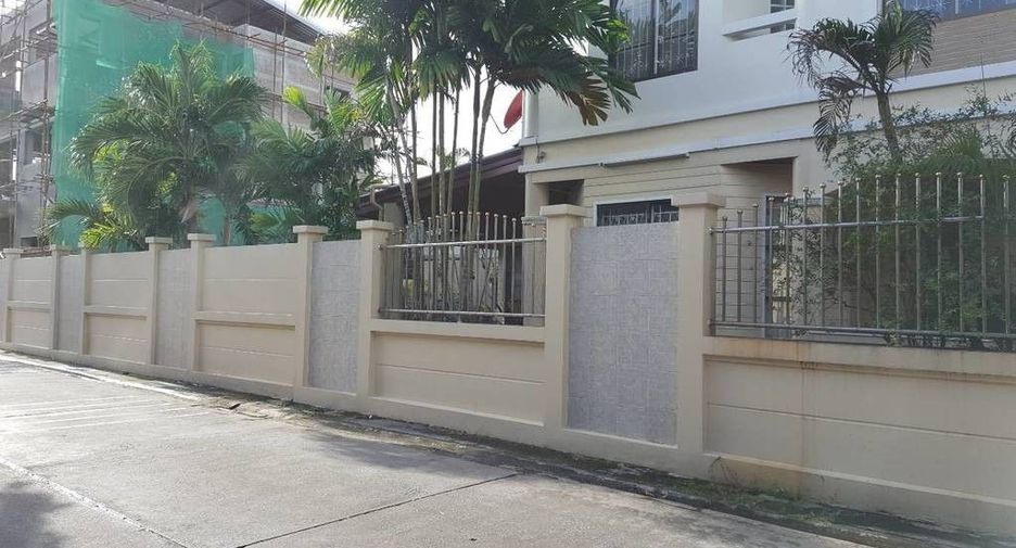 For sale 5 bed house in Lat Phrao, Bangkok