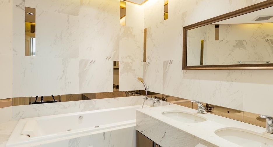For sale 2 bed condo in Huai Khwang, Bangkok