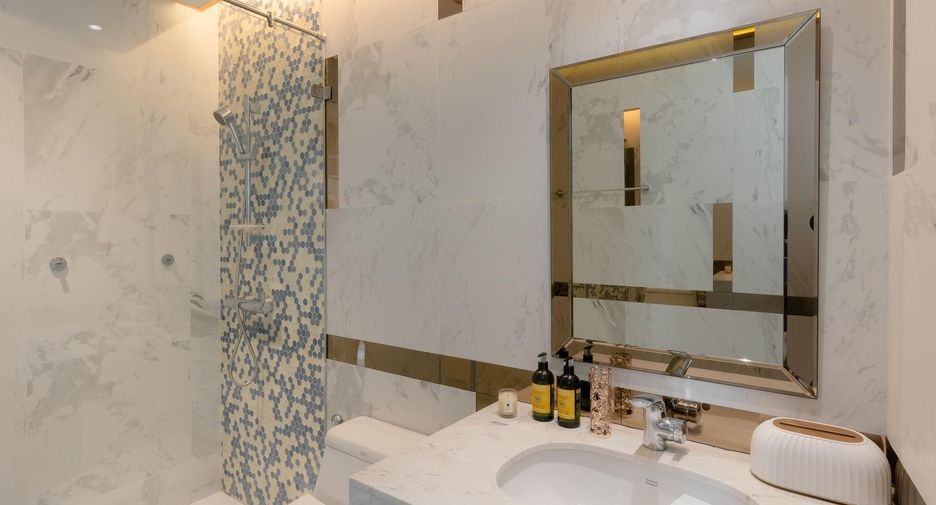 For sale 2 bed condo in Huai Khwang, Bangkok