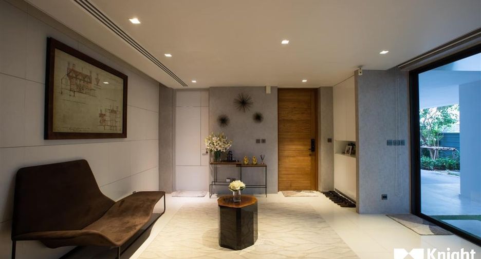 For sale 4 bed house in Huai Khwang, Bangkok