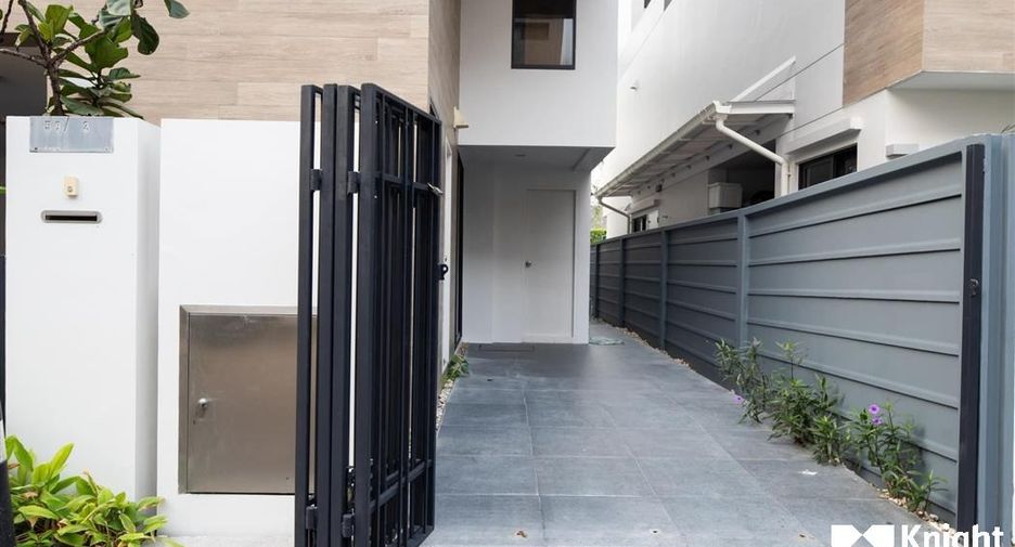 For sale 4 bed house in Huai Khwang, Bangkok