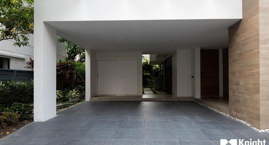 For sale 4 bed house in Huai Khwang, Bangkok