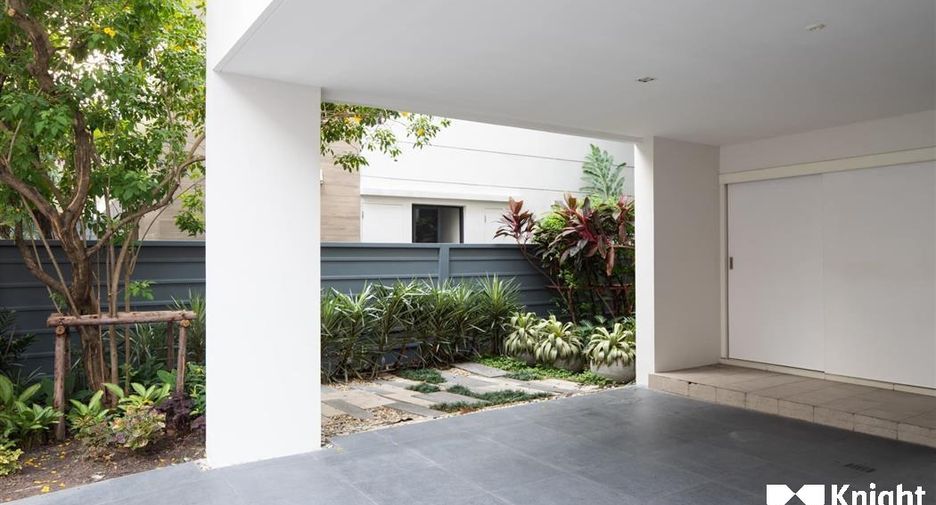 For sale 4 bed house in Huai Khwang, Bangkok