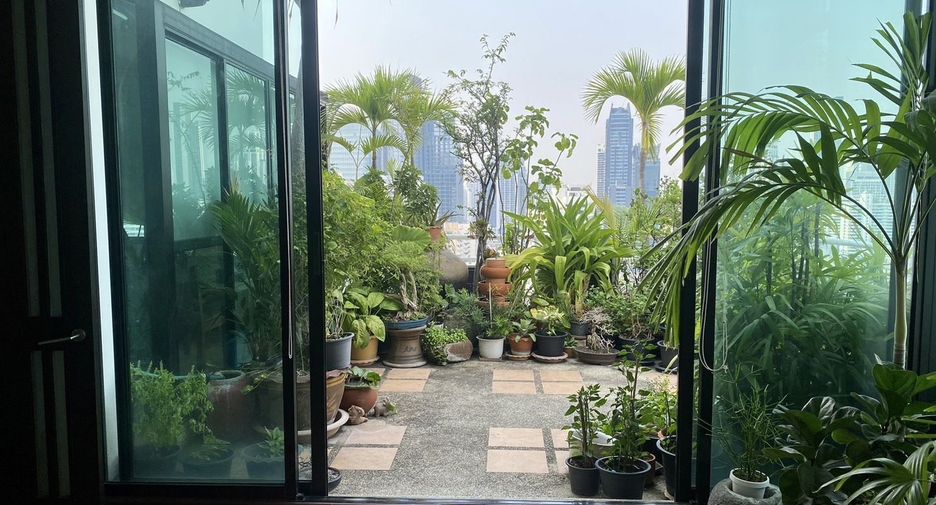 For sale 5 Beds condo in Khlong Toei, Bangkok