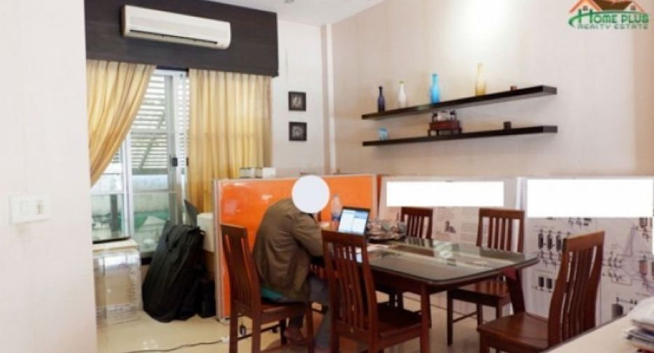 Casa adosada en venta de 3 habitaciones en Lat Phrao, Bangkok
