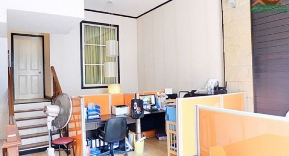 Casa adosada en venta de 3 habitaciones en Lat Phrao, Bangkok