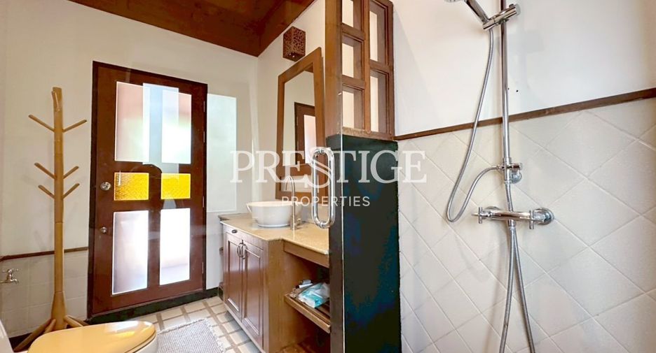 For rent and for sale 4 bedrooms house in Jomtien, Pattaya