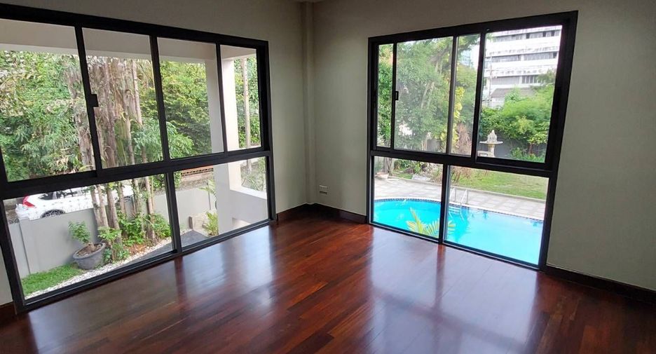 For rent 4 bed villa in Phra Khanong, Bangkok