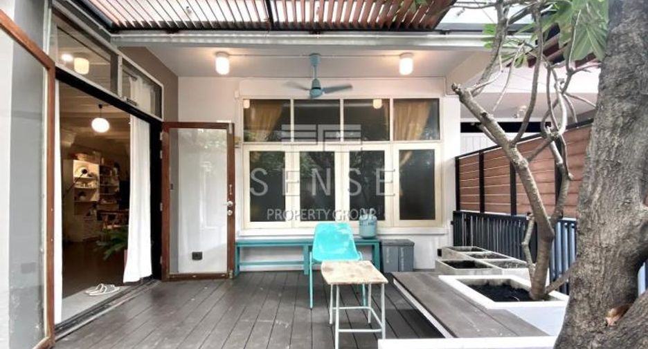 For rent 2 bedrooms townhouse in Khlong Toei, Bangkok