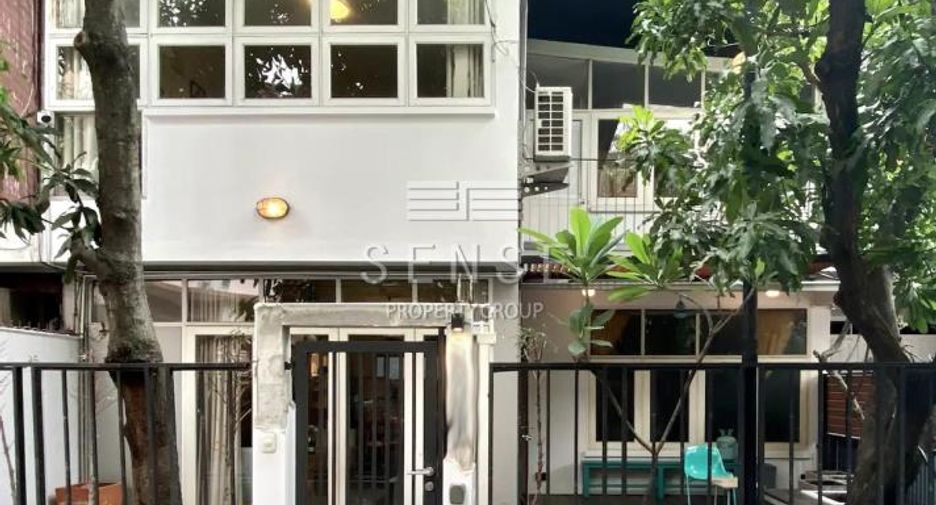 For rent 2 bedrooms townhouse in Khlong Toei, Bangkok