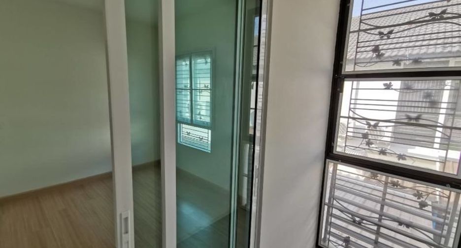 Reihenhaus zum Kauf mit 2 Zimmer in Mueang Pathum Thani, Pathum Thani