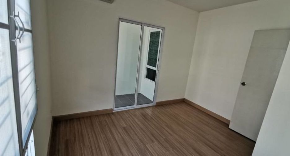Reihenhaus zum Kauf mit 2 Zimmer in Mueang Pathum Thani, Pathum Thani