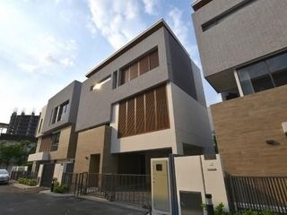 For sale 4 Beds house in Huai Khwang, Bangkok
