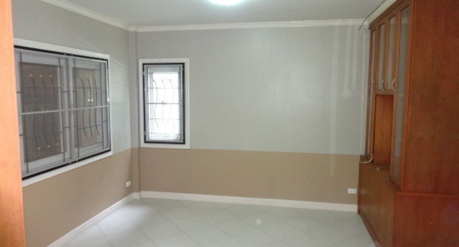À vendre 4 chambres maison de ville à Khan Na Yao, Bangkok