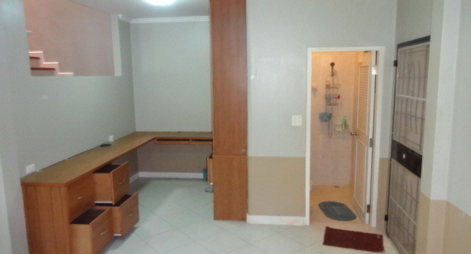 À vendre 4 chambres maison de ville à Khan Na Yao, Bangkok