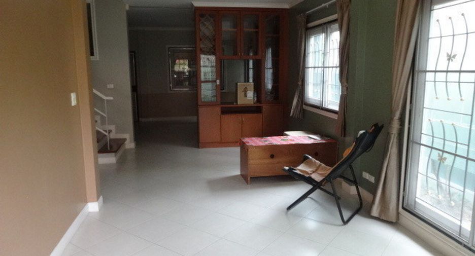 À vendre 4 chambres maison de ville à Khan Na Yao, Bangkok