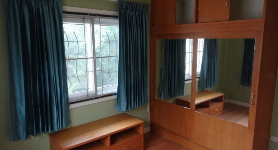 À vendre 4 chambres maison de ville à Khan Na Yao, Bangkok