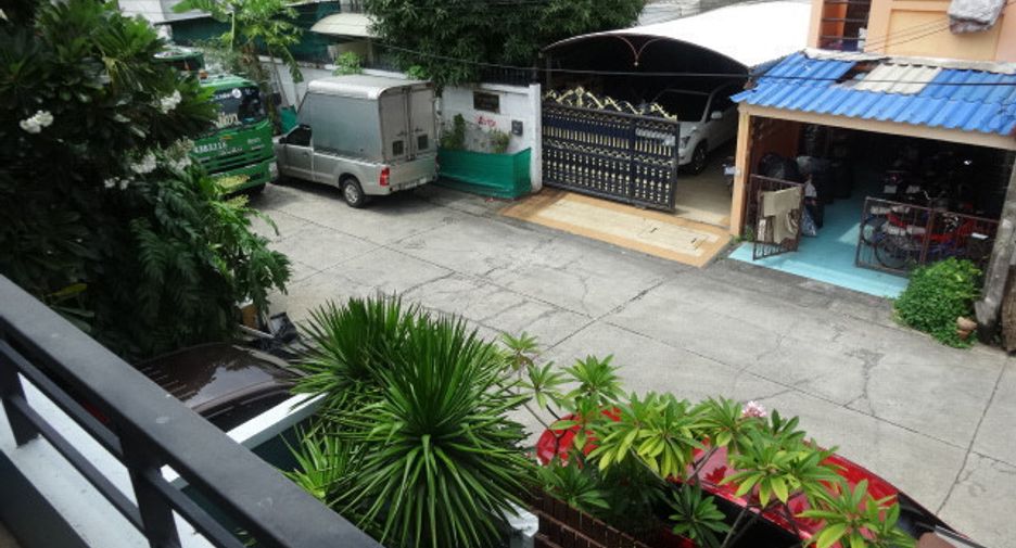 À vendre 4 chambres maison de ville à Khan Na Yao, Bangkok