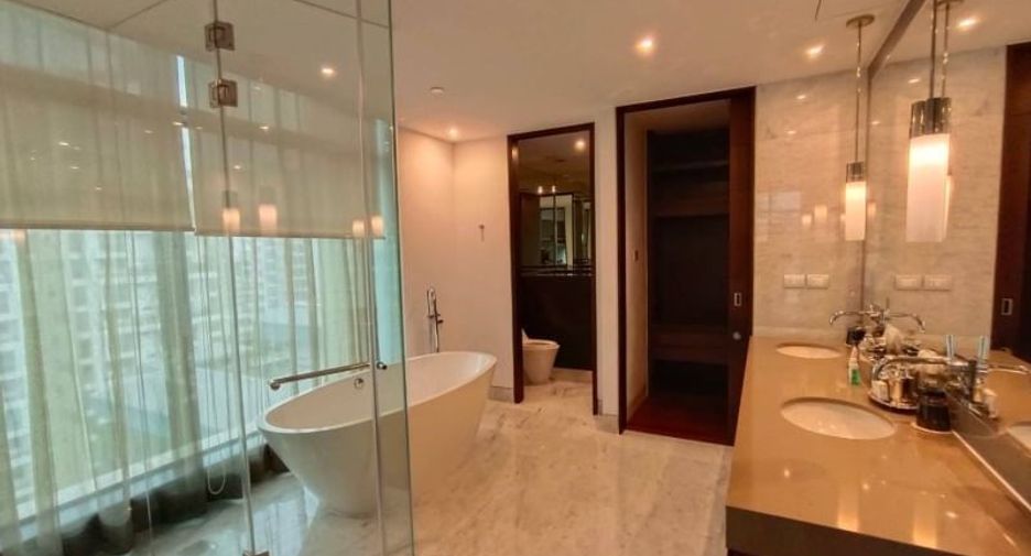 For rent and for sale 4 bedrooms condo in Pathum Wan, Bangkok