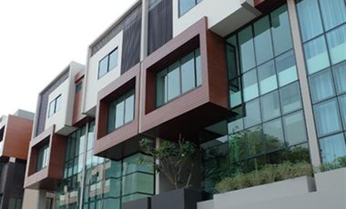 For rent 3 bedrooms townhouse in Watthana, Bangkok