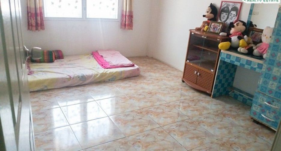 For sale 3 bedrooms townhouse in Mueang Samut Prakan, Samut Prakan