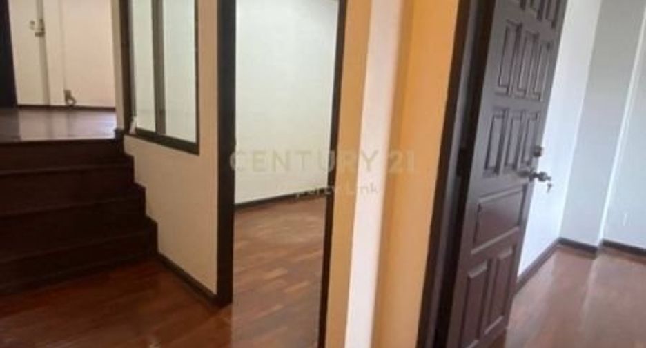 For rent そして for sale 4 Beds townhouse in Huai Khwang, Bangkok