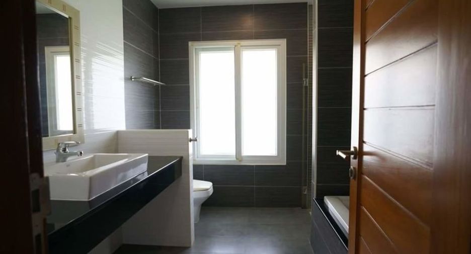 Casa en venta de 4 habitaciones en Bang Lamung, Chonburi